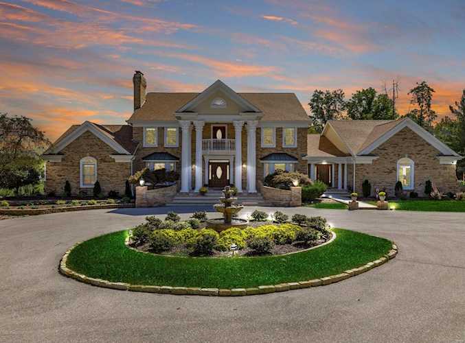 1376 South Mason Rd Town And Country, MO 63131