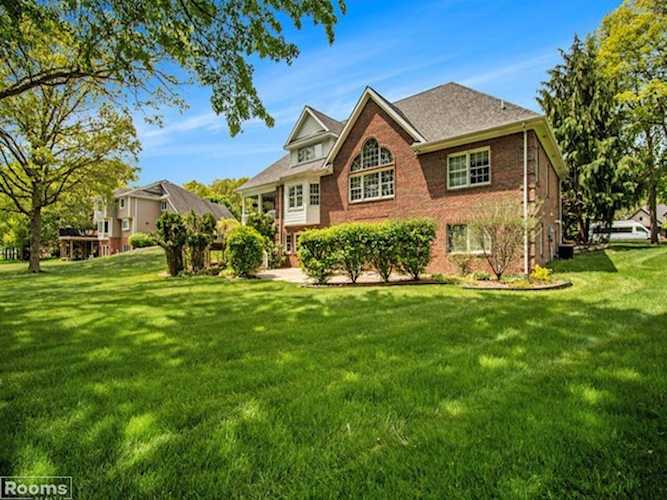21 Golfside Dr Saint Clair, MI 48079
