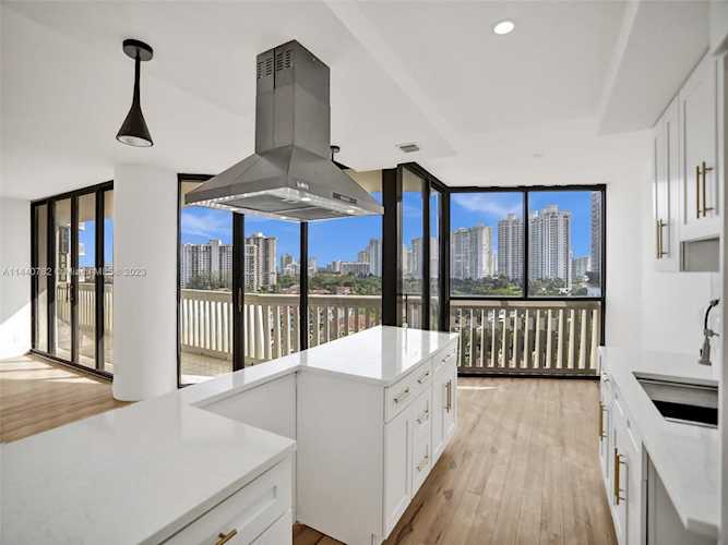 1000 W Island Blvd #1206 Aventura, FL 33160