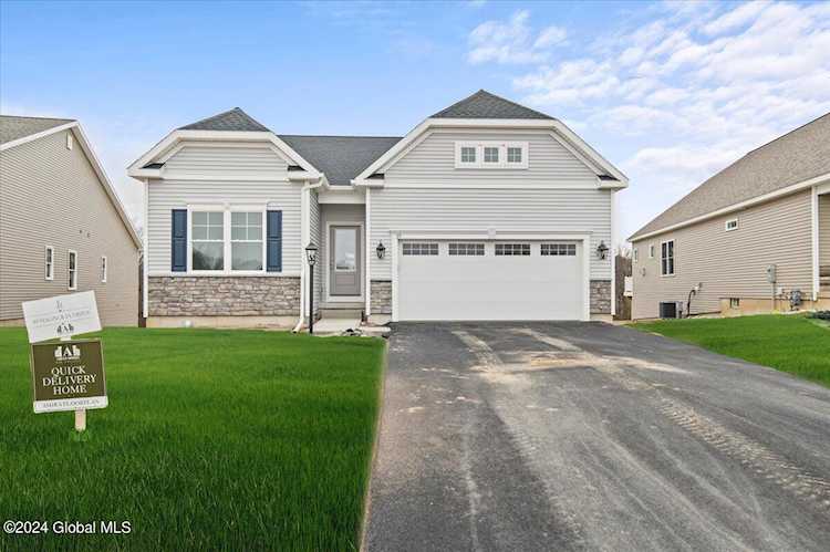 19 Magnolia Dr Halfmoon, NY 12065