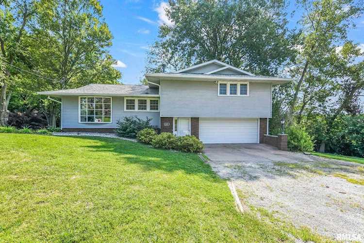 669 S Shore Dr Petersburg, IL 62675