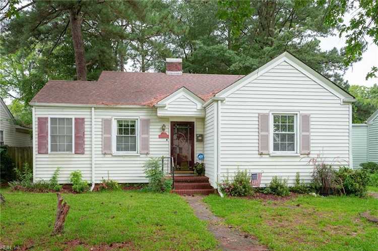 1318 Longwood Dr Norfolk, VA 23508 home for sale, MLS#10500433 - Crescas Real Estate Photo 1