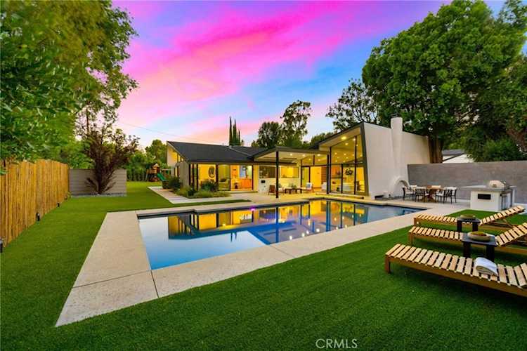 19316 Palomar Place Tarzana, CA 91356