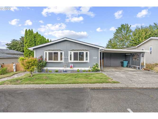 1518 W C AVE La Center, WA 98629