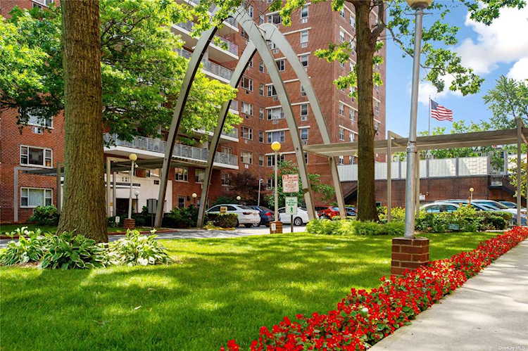 52-40 39 Dr #9E Woodside, NY 11377
