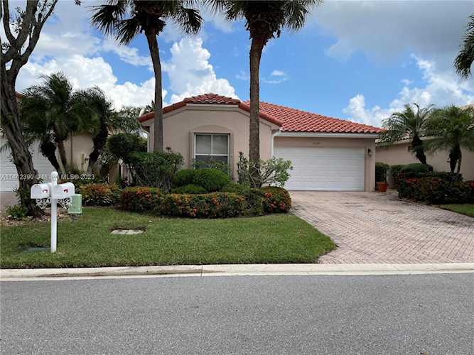 5165 Pelican Cove Dr Boynton Beach, FL 33437