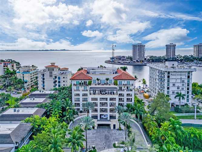3535 Hiawatha Ave #202 Miami, FL 33133