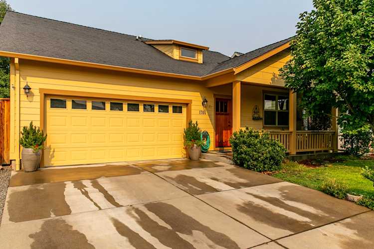 1744 Sandstone Dr Medford, OR 97501