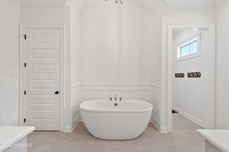 104 Cascade Palm Court Youngsville, LA 70592 MLS 23007891