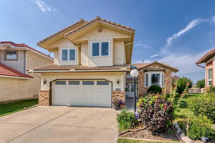 221 Santana Mews NW Calgary, AB T3K 3N8