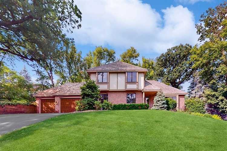 5525 River Bluff Curve Bloomington, MN 55437