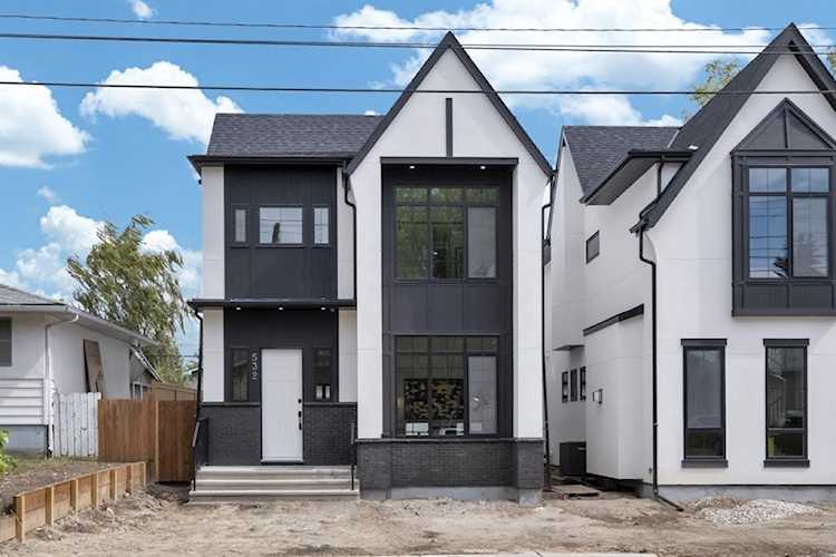 532 37 St SW Calgary, AB T3C 1R6