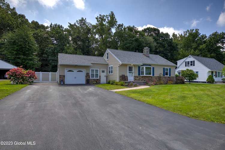27 Parkwood Dr Colonie, NY 12205