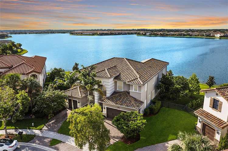 8750 Lakeview Dr Parkland, FL 33076