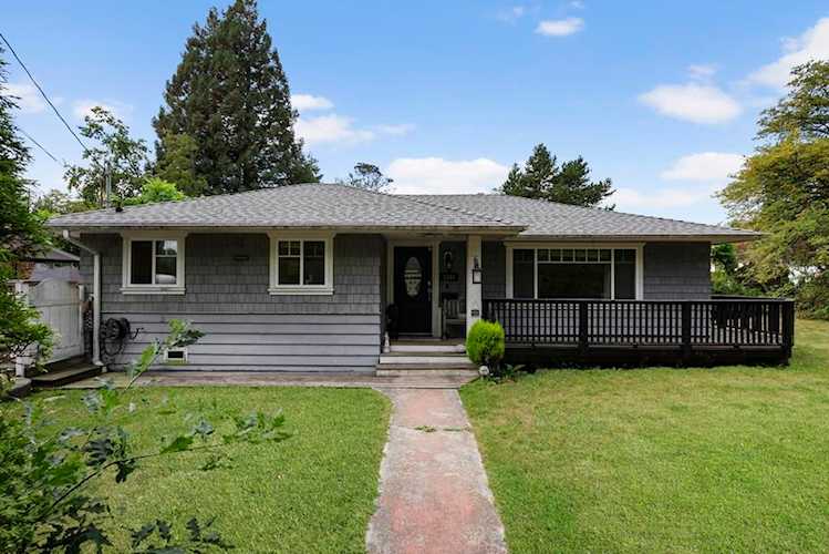 2341 Larson Road North Vancouver, BC V7M 2E2