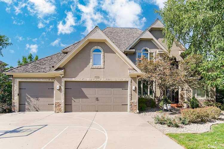 8112 Park View Dr Parkville, MO 64152