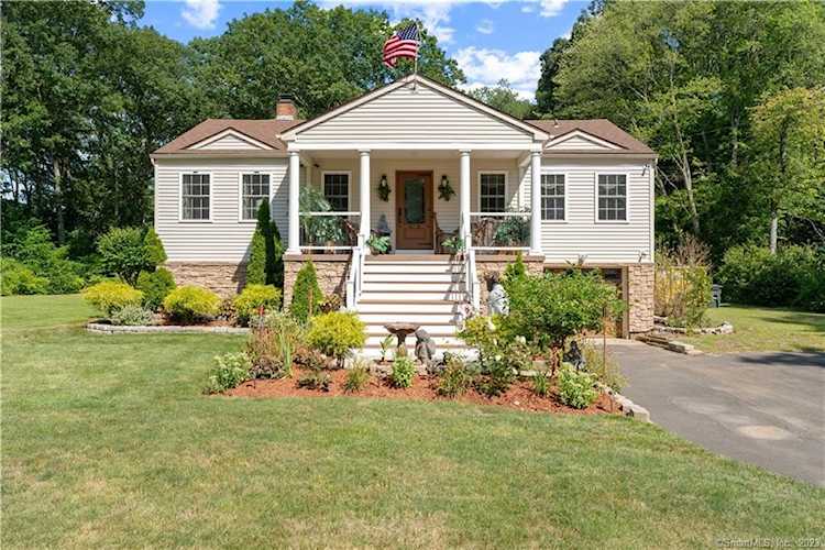 104 Ezra St North Haven, CT 06473