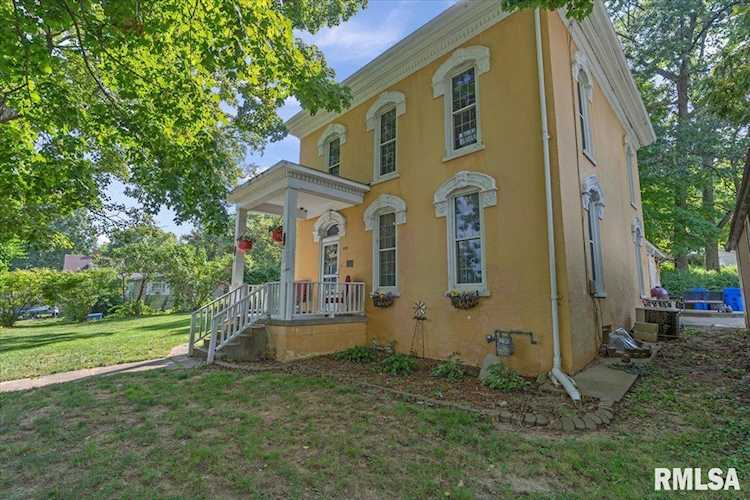 419 N 8th St Petersburg, IL 62675
