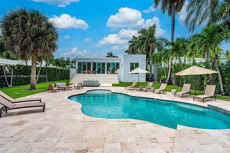 1090 NE 84th St Miami, FL 33138