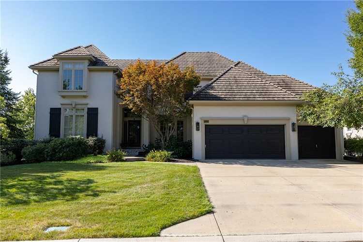 8155 Westlake Dr Parkville, MO 64152