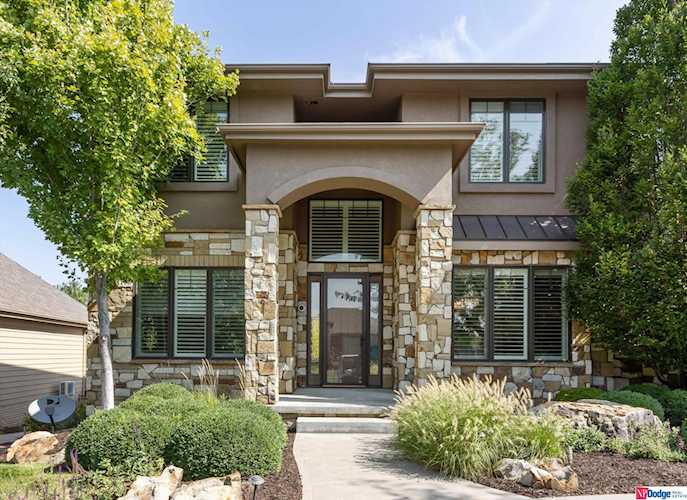 18702 Nicholas St Omaha, NE 68022