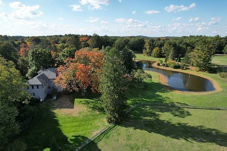 25 Gardner St Hamilton, MA 01982