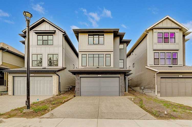 29 Shawnee Green SW Calgary, AB T2Y 2V2