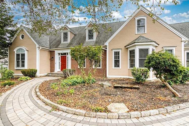 22 Wachusett View Dr Westborough, MA 01581