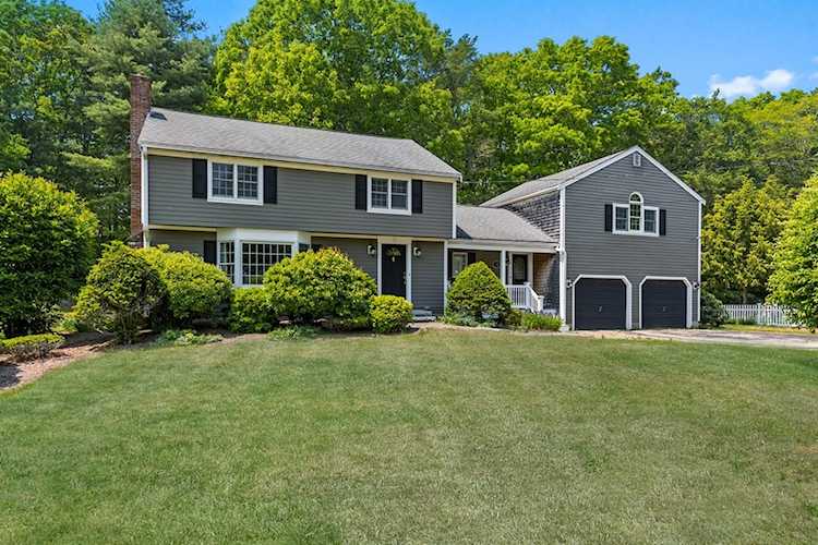 74 Maplewood Dr Hanover, MA 02339