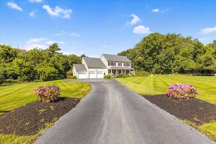 4 Mcdermott Ln Hopkinton, MA 01748