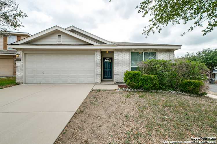 15702 Spruce Stream San Antonio, TX 78247