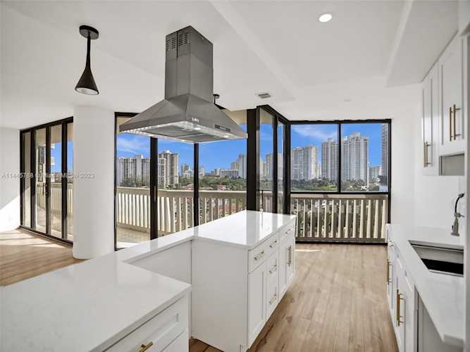 1000 W Island Blvd #1206 Aventura, FL 33160