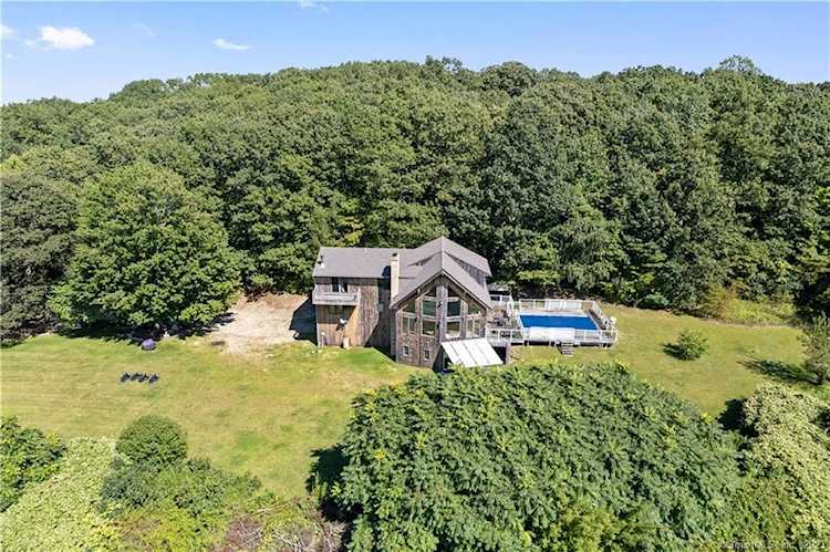 19 Greystone Dr Montville, CT 06382