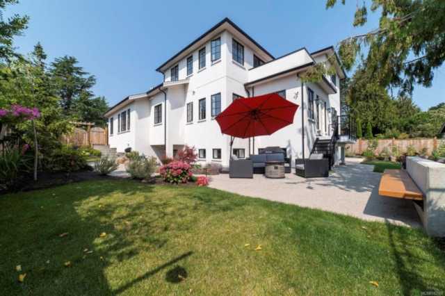 3033 Devon Rd Oak Bay, BC V8R 6C8