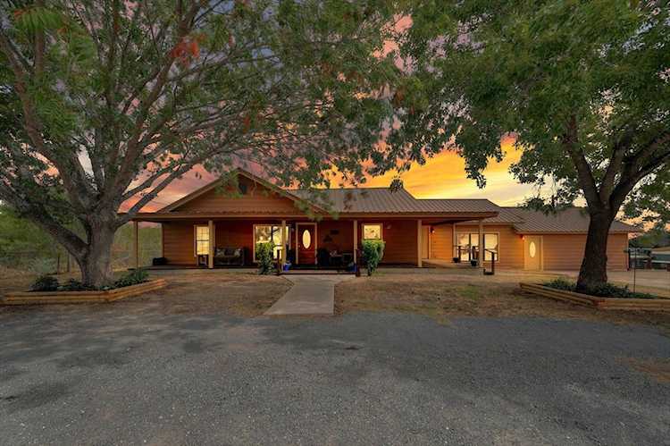 1233 Hoover ST Luling, TX 78648