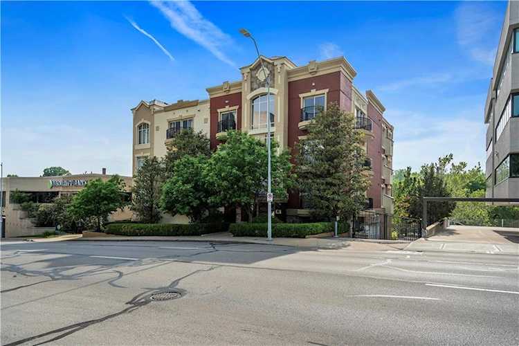 4528 Belleview Ave #302 Kansas City, MO 64111