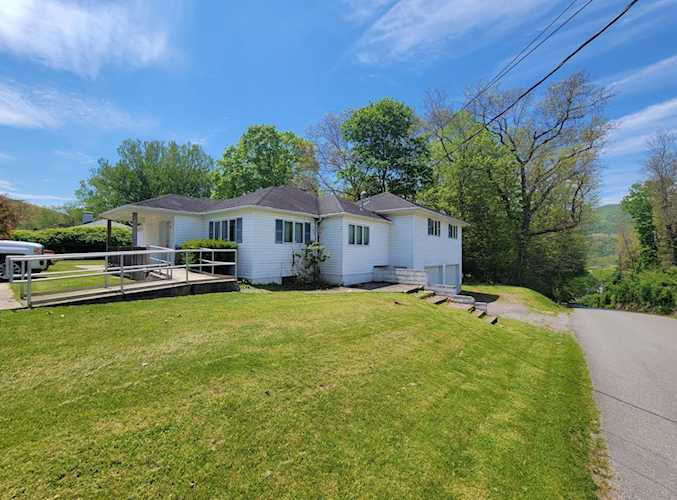 818 13th Ave Marlinton, WV 24954