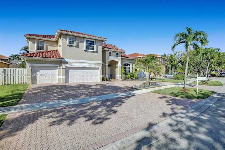 16329 NW 15th St Pembroke Pines, FL 33028
