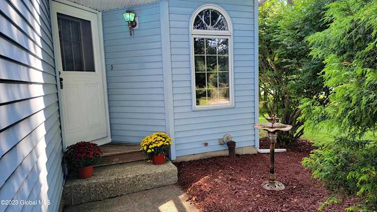 7051 Suzanne Ln Guilderland, NY 12303