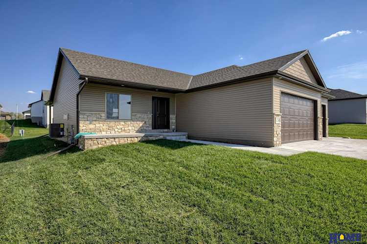 1136 Kantor Ln Hickman, NE 68372
