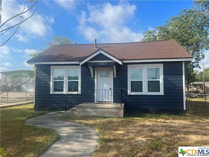 1305 E Constitution St Victoria, TX 77901