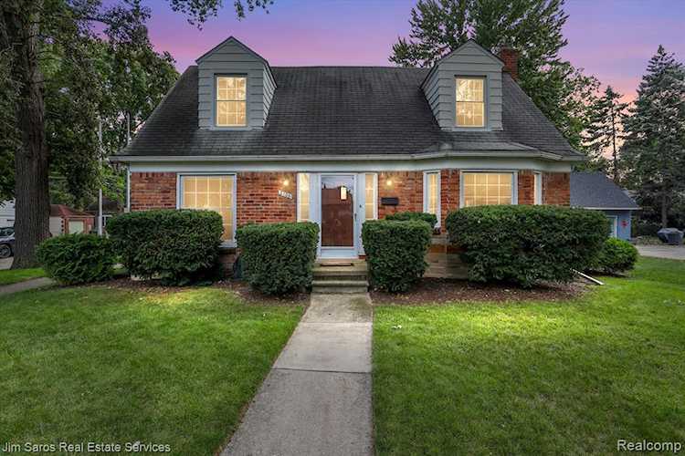 2105 Roslyn Rd Grosse Pointe Woods, MI 48236 | MLS 20230074828 Photo 1