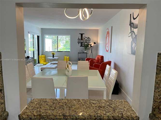 153 Lakeview Dr #201 Weston, FL 33326