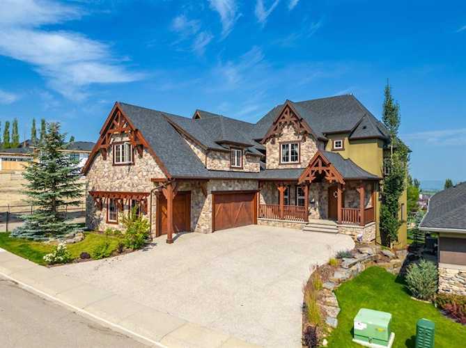 57 Crestridge View SW Calgary, AB T2B 0M1