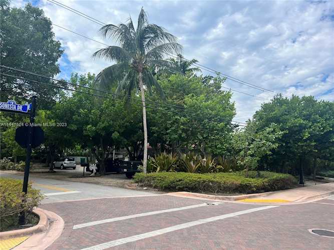 300 Pacific Rd Key Biscayne, FL 33149