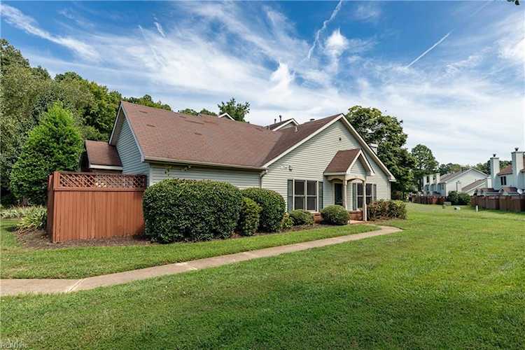 home for sale in Michaels Woods Hampton VA 23666 - MLS 10502154 Photo 1
