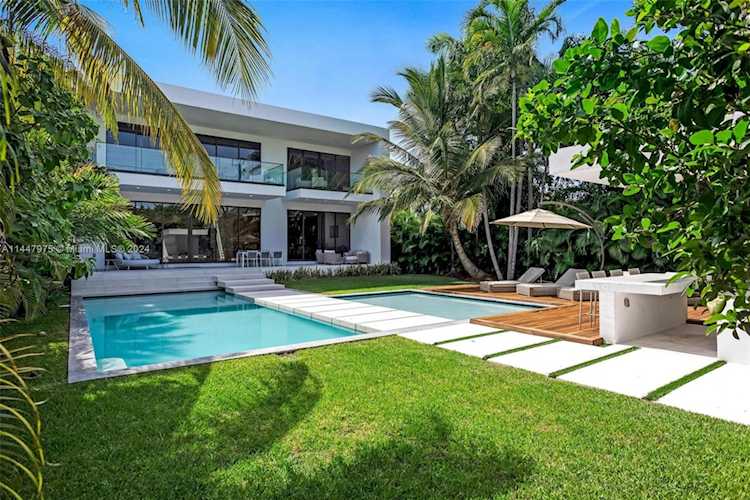 2211 Meridian Ave Miami Beach, FL 33139