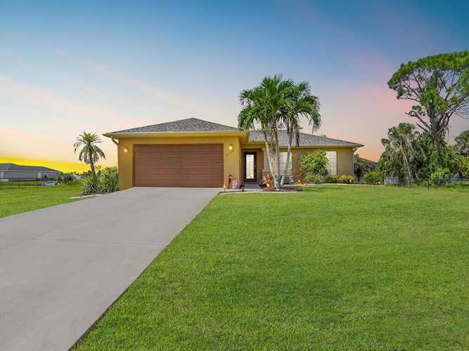 4136 NE 22nd Ave Cape Coral, FL 33909
