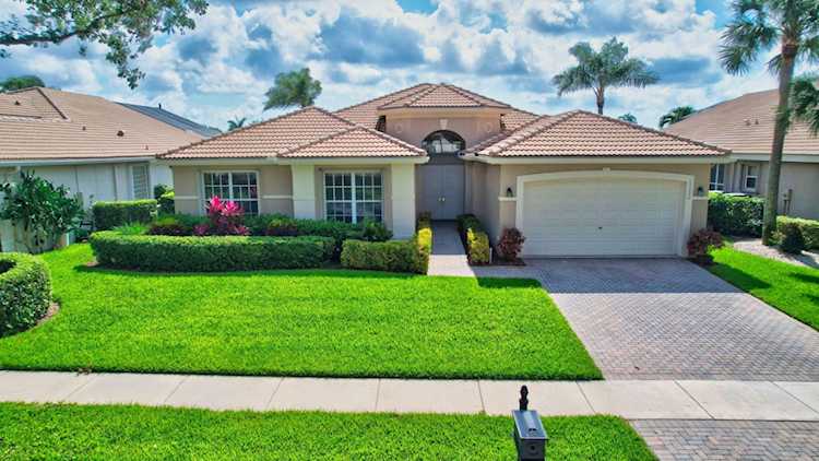 13220 Alhambra Lake Circle Delray Beach, FL 33446