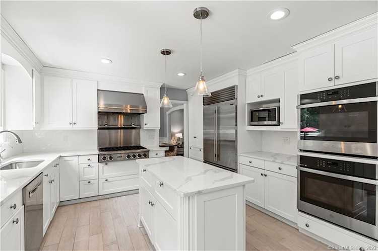 76 Stillmeadow Dr Guilford, CT 06437